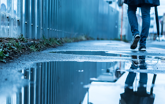 雨の日に潜む生活と防犯の落とし穴